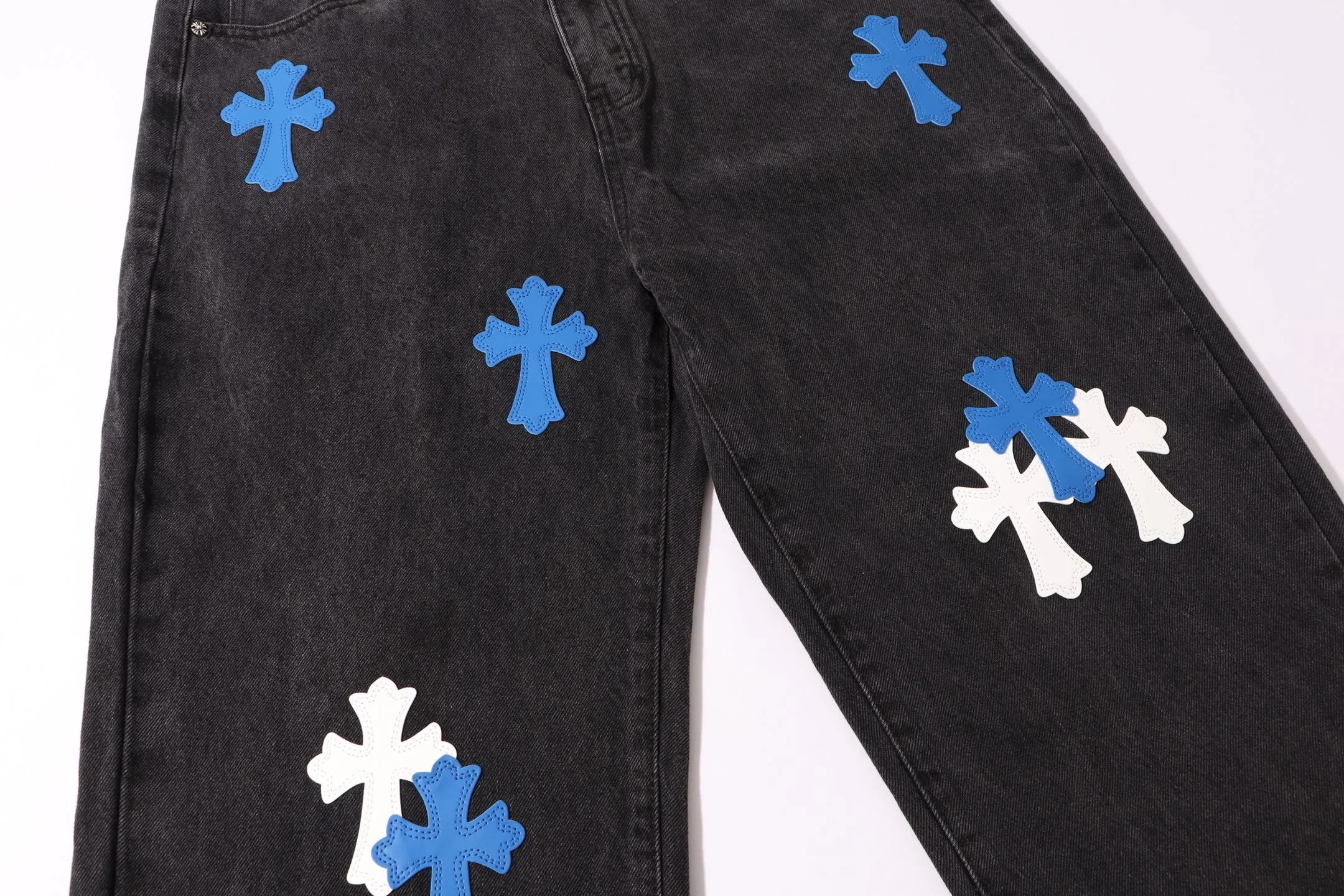 P240 Style number: H31 Croxin & 𝐂𝐡𝐫𝐨𝐦𝐞 𝐇𝐞𝐚𝐫𝐭 ss25 black pants blue leather Sanskrit leather limited edition patchwork jeans. Styles with different washed textures are very friendly to people with thin legs. The slightly flared version perfectly modifies the leg shape. The timeless and moderate length makes it easy to match and match. It is the basis for various styles and is a must-have in your wardrobe! The fabric is stiff but also makes the upper body soft without losing texture. The washing process is even more perfect. It is a must-have item for everyone! ! ! Washed wheat, hang tag, pants label, three labels complete Color: black Size: 30-32-34-36